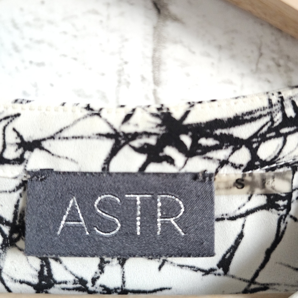 Astr Black And White Pattern Button-Up Blouse, S - image 8
